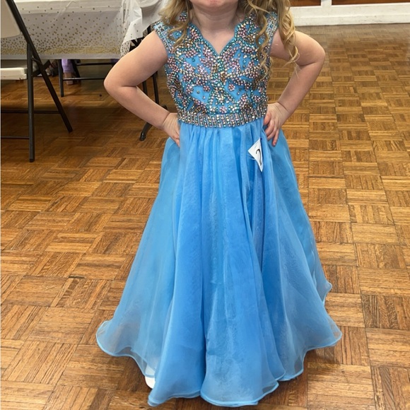 Children’s pageant dress, size 4. EXCELLENT CONDITION, worn twice. - Picture 2 of 3